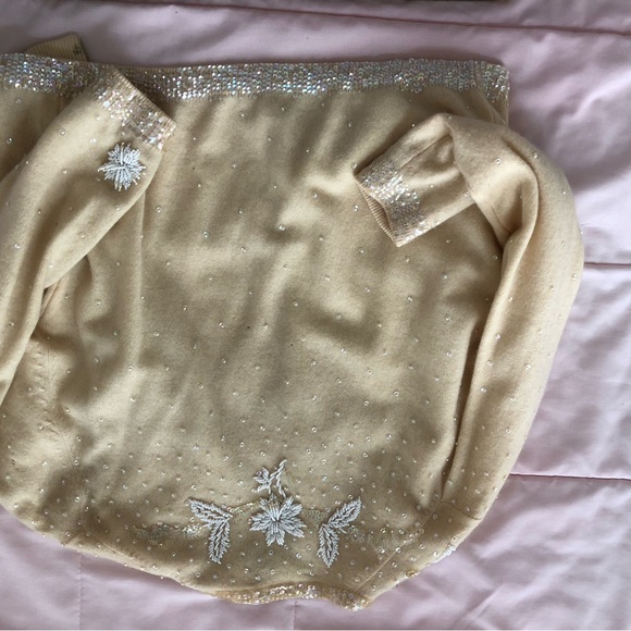 Beautiful vintage sweater- probably 70 yrs old— very good condition- - Picture 9 of 10